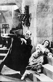 Erik, The Phantom (Lon Chaney) and Christine Daaé (Mary Philbin)